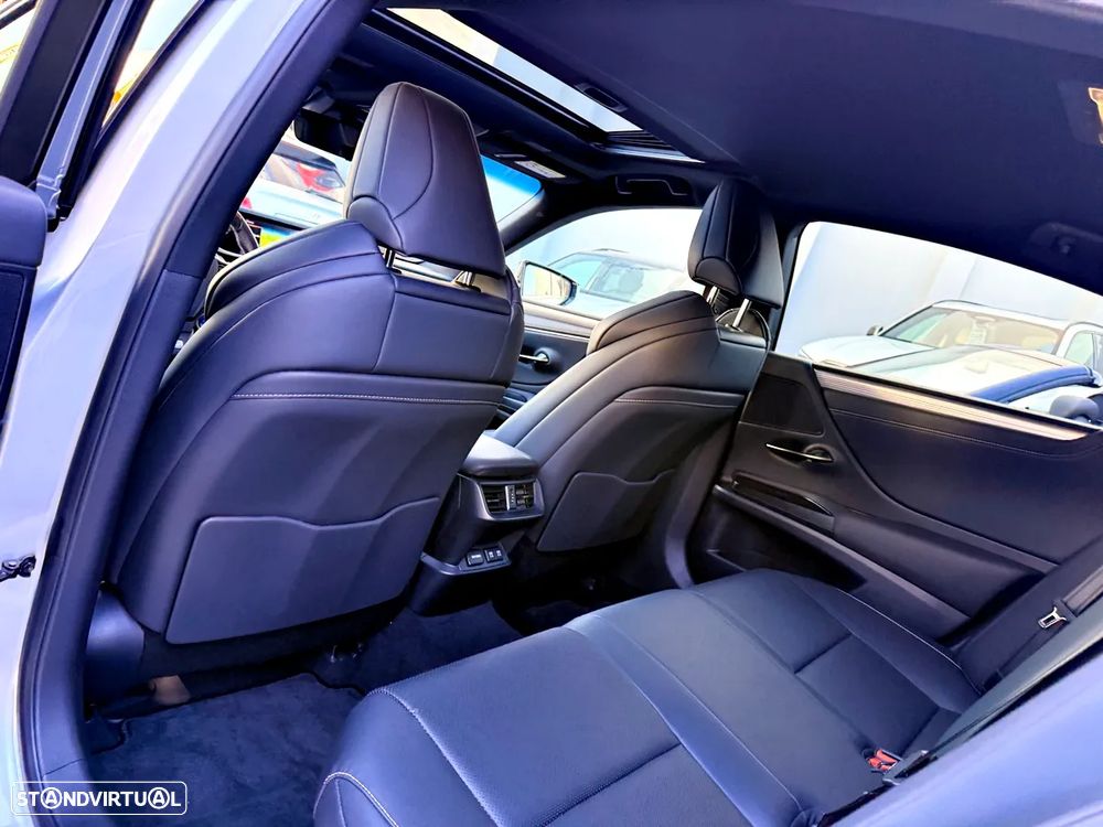 Lexus ES 300h - 36