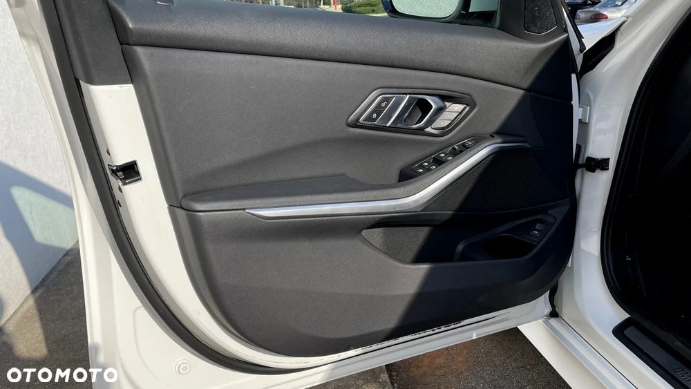 BMW Seria 3 330i Luxury Line - 10