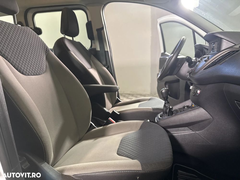 Ford TOURNEO - 12