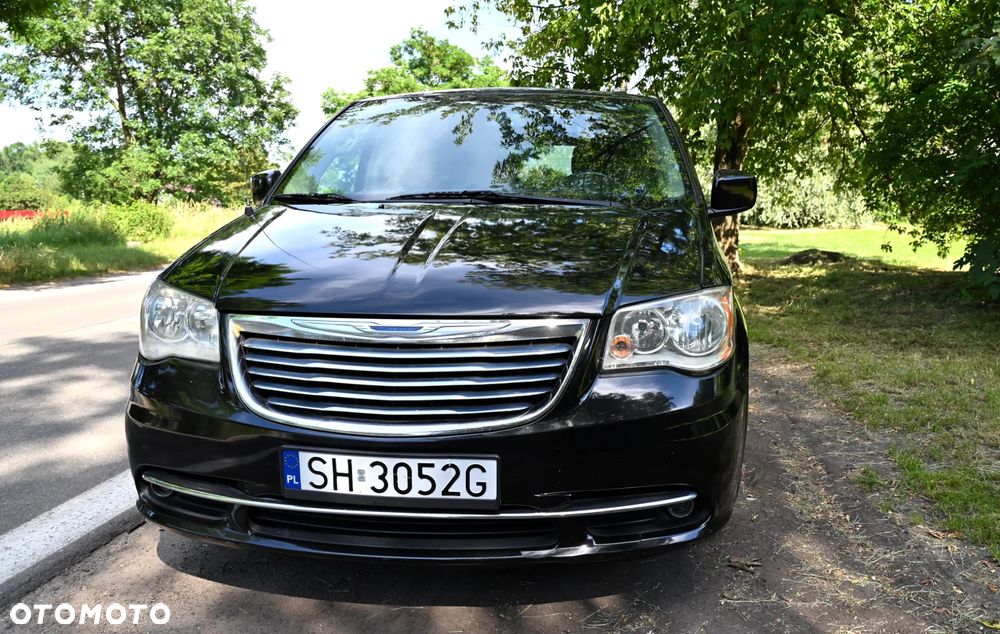Chrysler Town & Country - 2