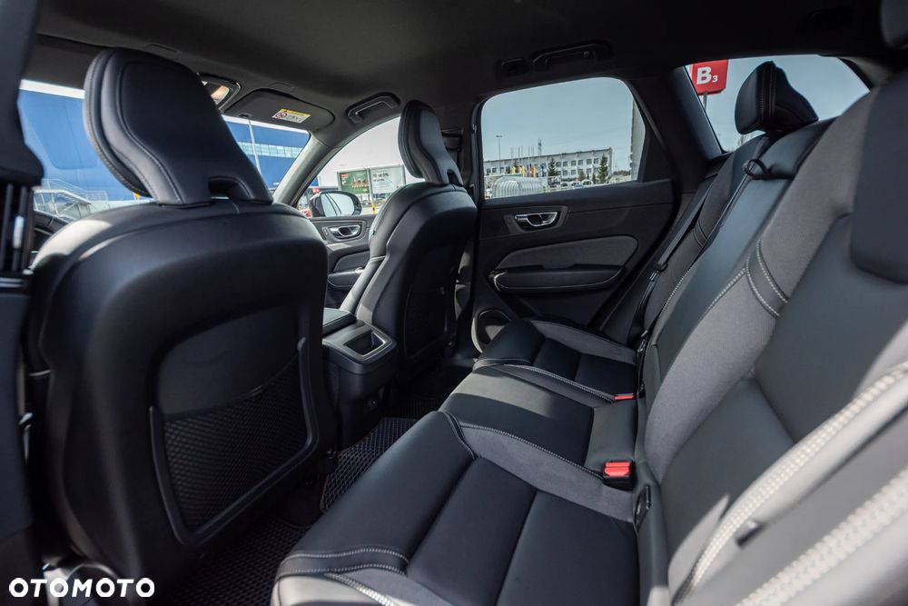 Volvo XC 60 B5 B AWD Plus Dark - 12