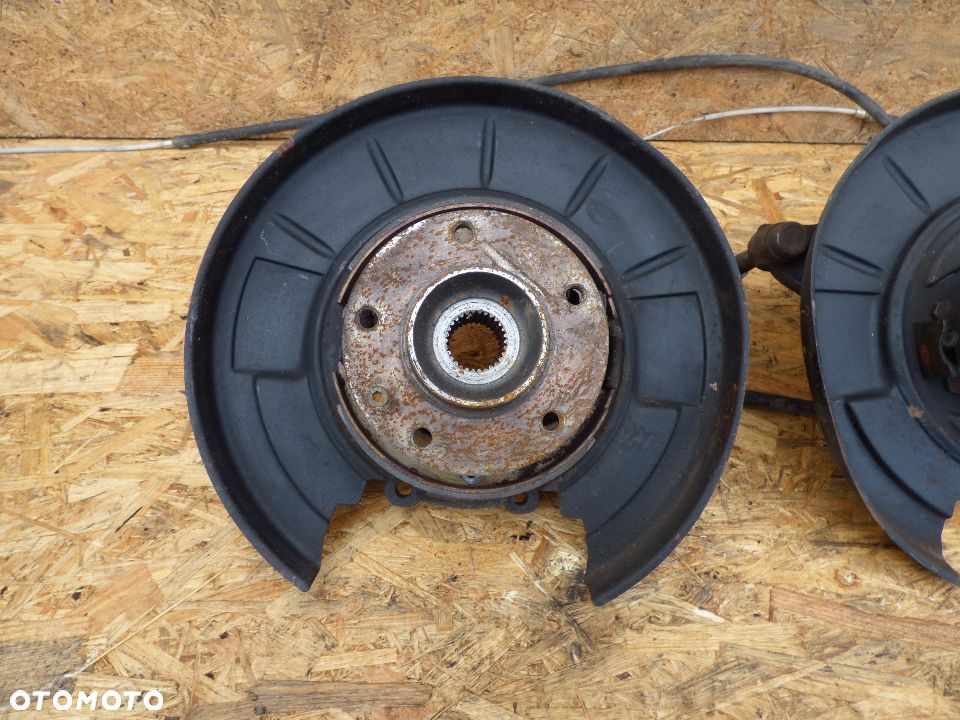 BMW E31 850I 840I ZWROTNICA  PIASTA TYŁ PRAWA LEWA - 2