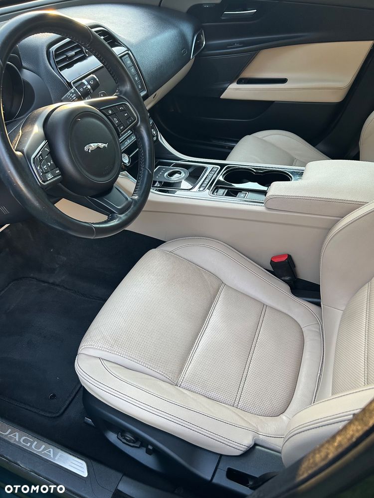 Jaguar XE 25t Prestige - 10