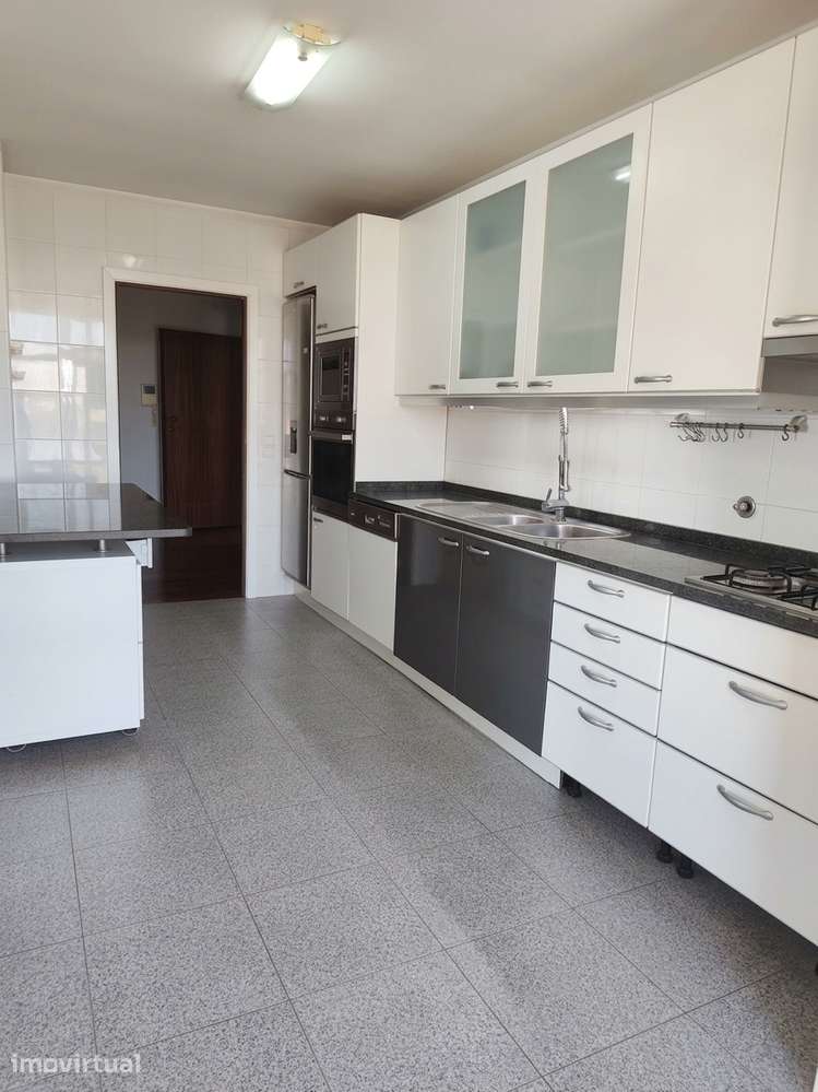 Apartamento T2 com 2 casas de banho e varanda - Grande imagem: 3/20