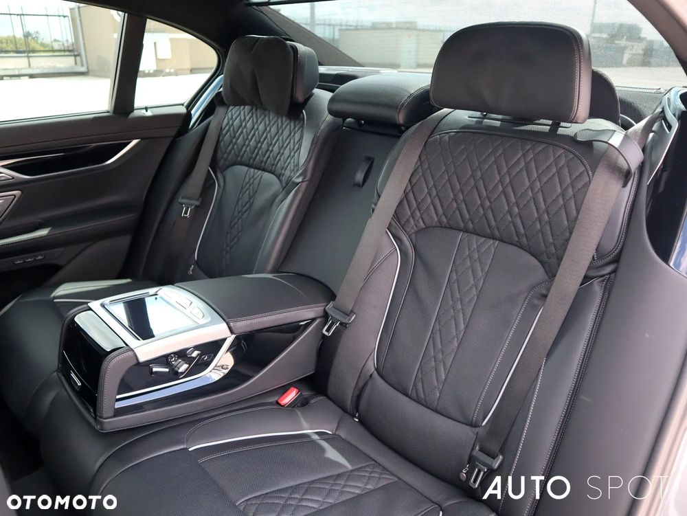 BMW Seria 7 - 36