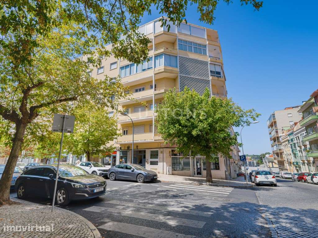 Apartamento no Areeiro, varanda, para remodelação - Grande imagem: 2/27