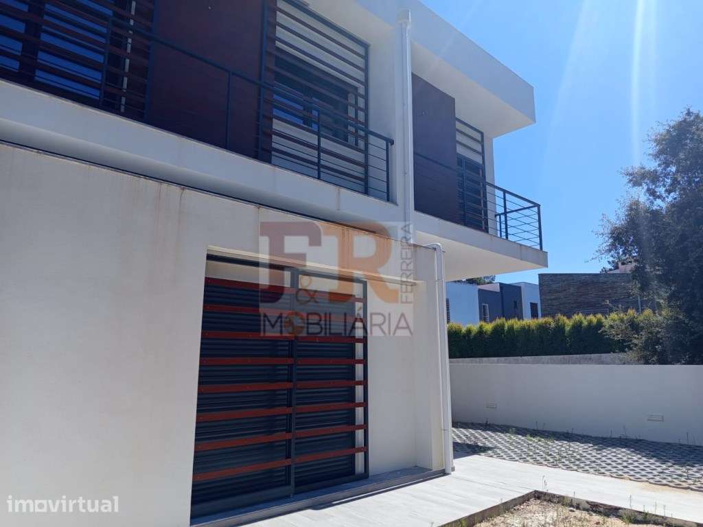 Moradia Duplex T3 com Parqueamento e Piscina , Sesimbra - Grande imagem: 3/49