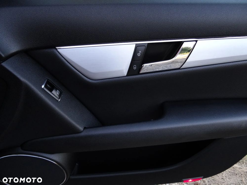 Mercedes-Benz Klasa C 180 BlueEFFICIENCY 7G-TRONIC Avantgarde - 21