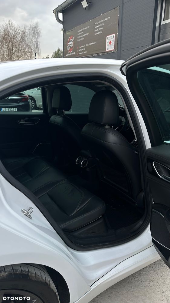 Alfa Romeo Giulia 2.0 Turbo 16V AT8-Q4 Ti - 18