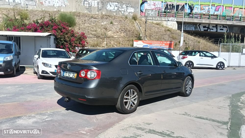 VW Jetta 1.6 TDi Confortline - 10
