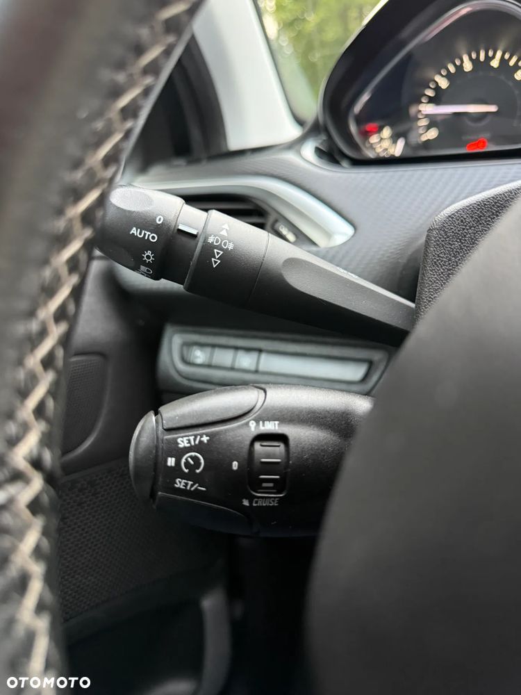 Peugeot 2008 1.2 PureTech Allure S&S - 32