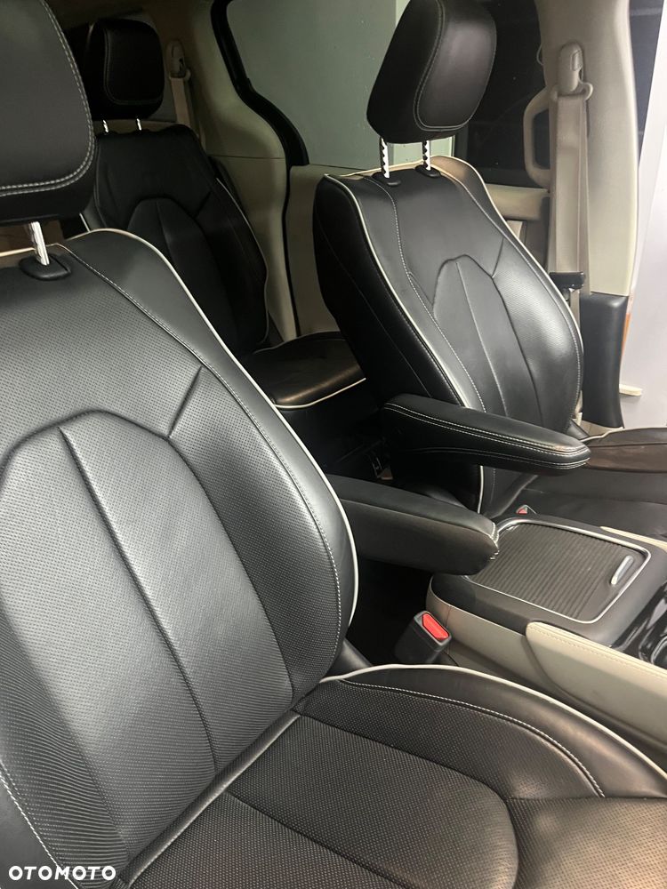 Chrysler Pacifica - 11