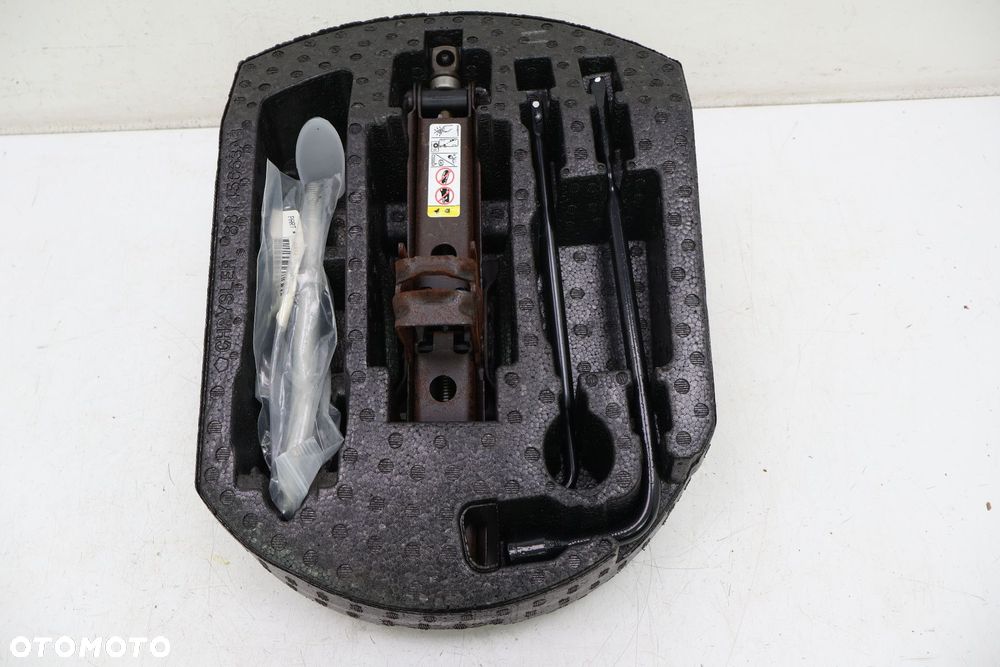 JEEP GRAND CHEROKEE WK2 STYROPIAN WKŁAD KOŁA NARZĘDZIA 68145664AB - 2