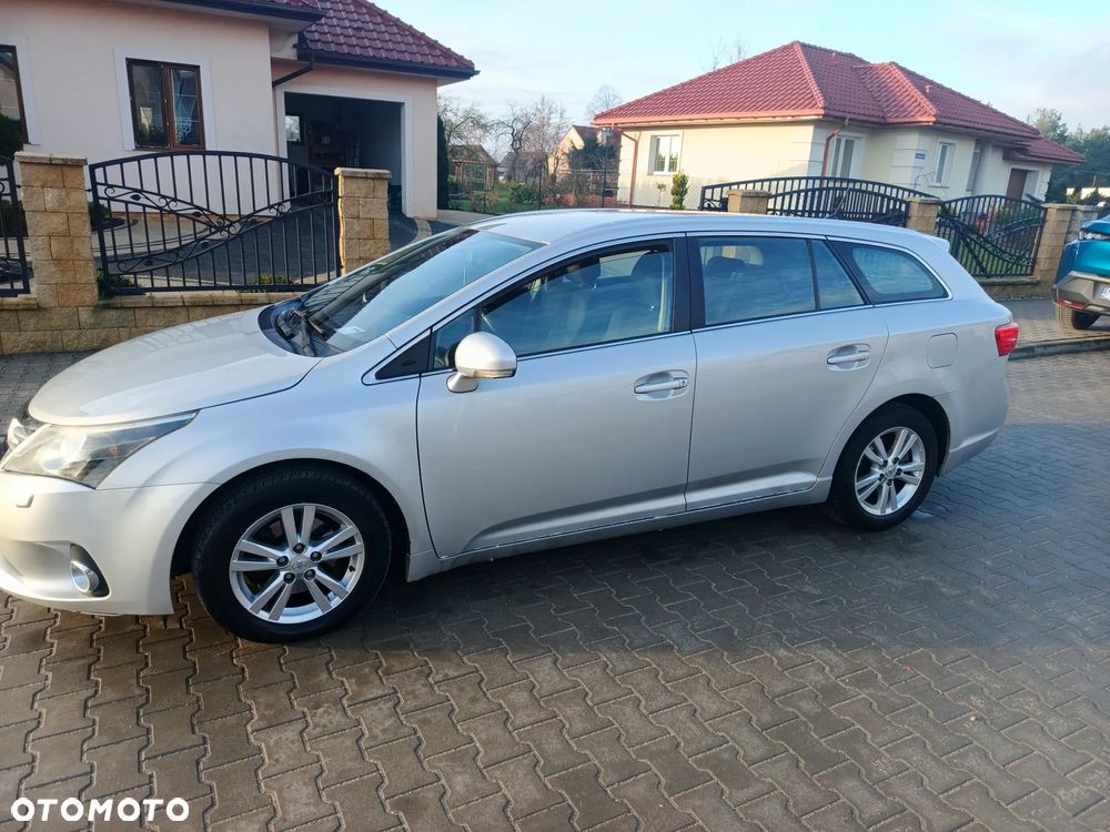 Toyota Avensis 2.0 D-4D Sol - 2