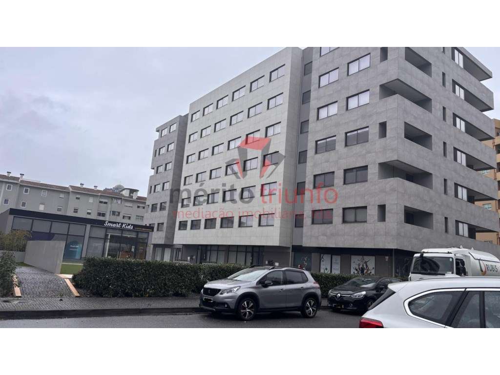 Excelente Apartamento c/ 3 Suites no Centro de Famalicão - Grande imagem: 3/35