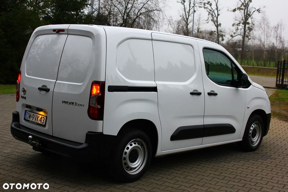 Toyota PROACE CITY BLASZAK 2 OSOBOWY 1.2 D-4T BENZYNA 110KM PEWNE AUTO FV23% - 17