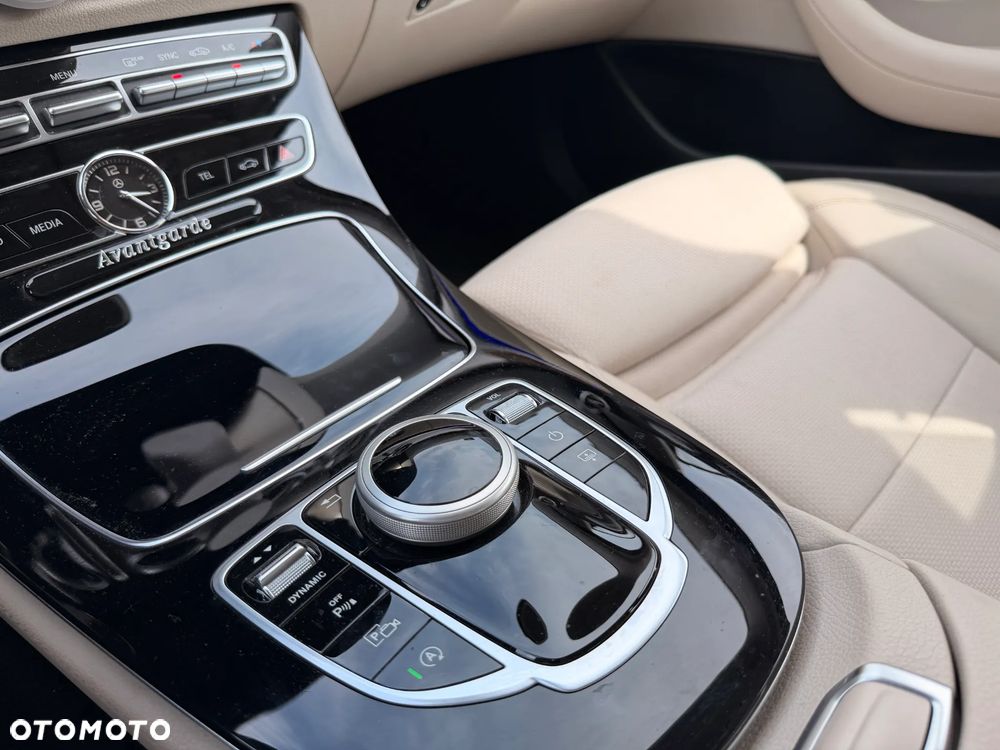 Mercedes-Benz Klasa E 220 d 4-Matic 9G-TRONIC - 17