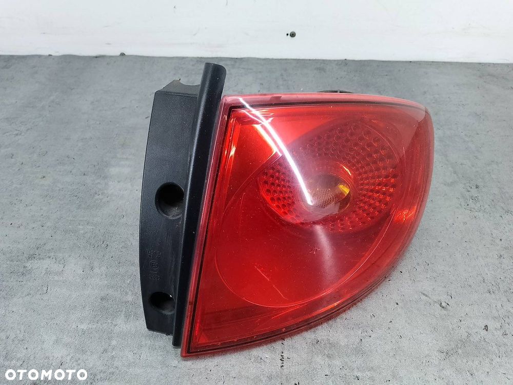 LAMPA TYLNA PRAWA SEAT ALTEA 5P0945096D 5P0945112 - 1