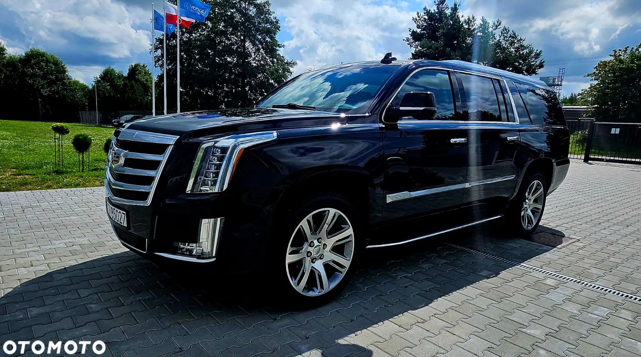 Cadillac Escalade - 1