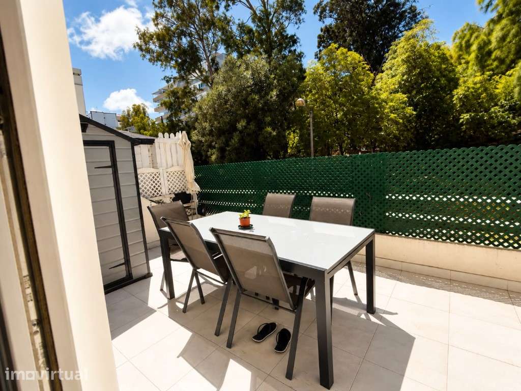 Apartamento com Terraço no Estoril | Luminoso e Localização Premium - Grande imagem: 2/16