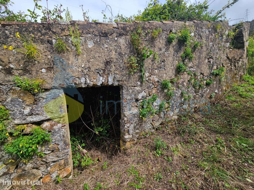 Terreno e Construção Rural em parcela urbana de 320m2, onde existe ... - Grande imagem: 4/8