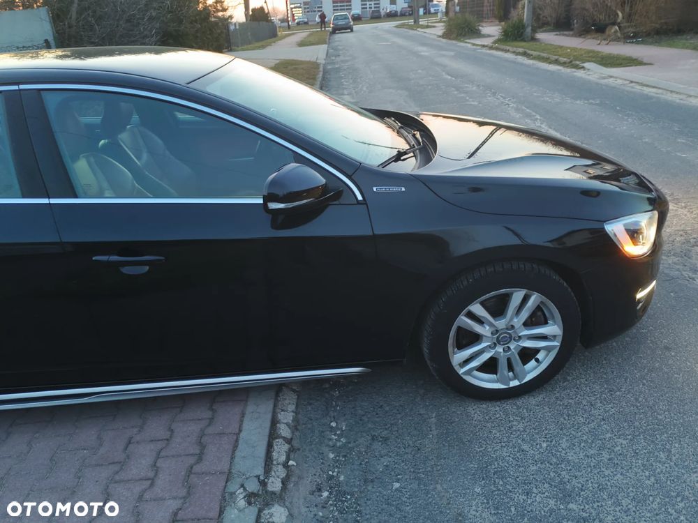 Volvo V60 D6 AWD Plug-in Hybrid R-Design Momentum - 25