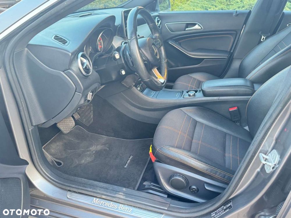 Mercedes-Benz CLA 200 7G-DCT Orange Art Edition - 24