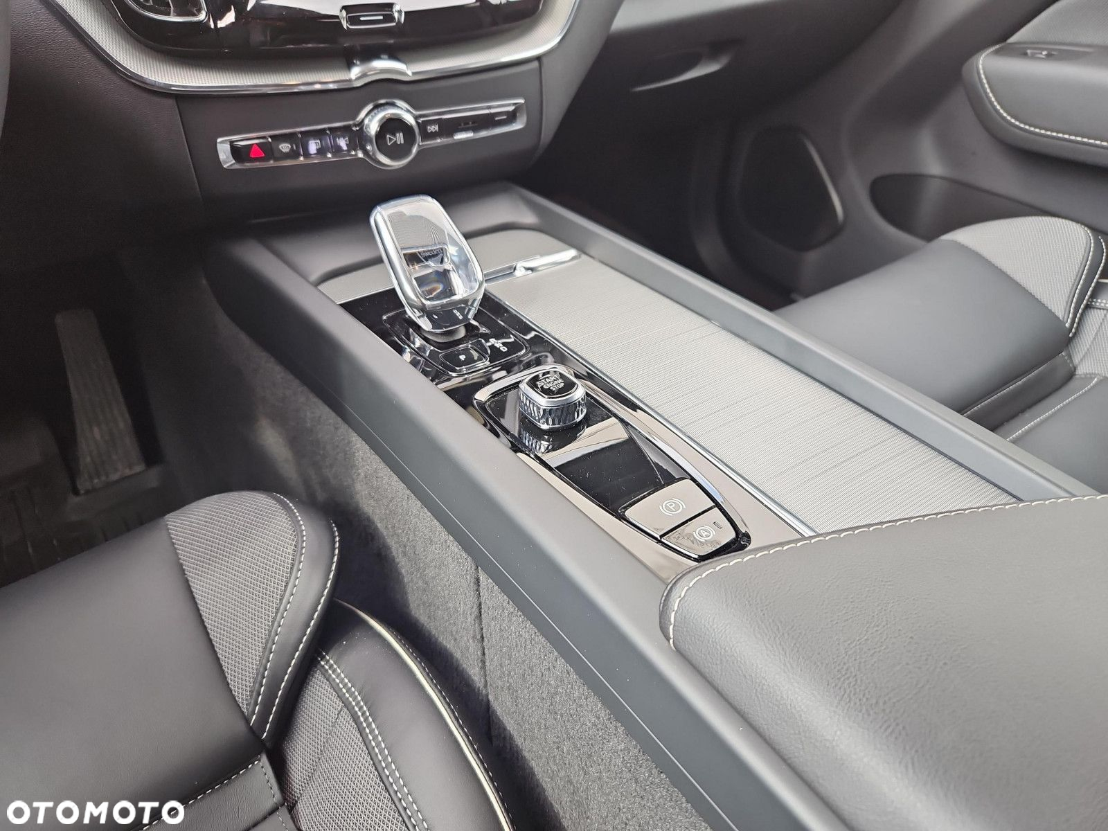 Volvo XC 60 B4 B Plus Dark - 25
