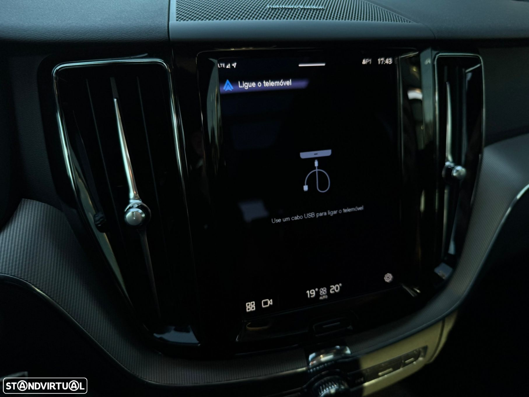 Volvo XC 60 2.0 T6 PHEV R-Design AWD - 44