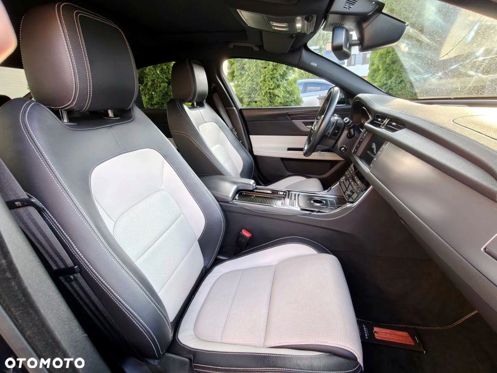 Jaguar XF 2.0 i4D R-Sport - 31