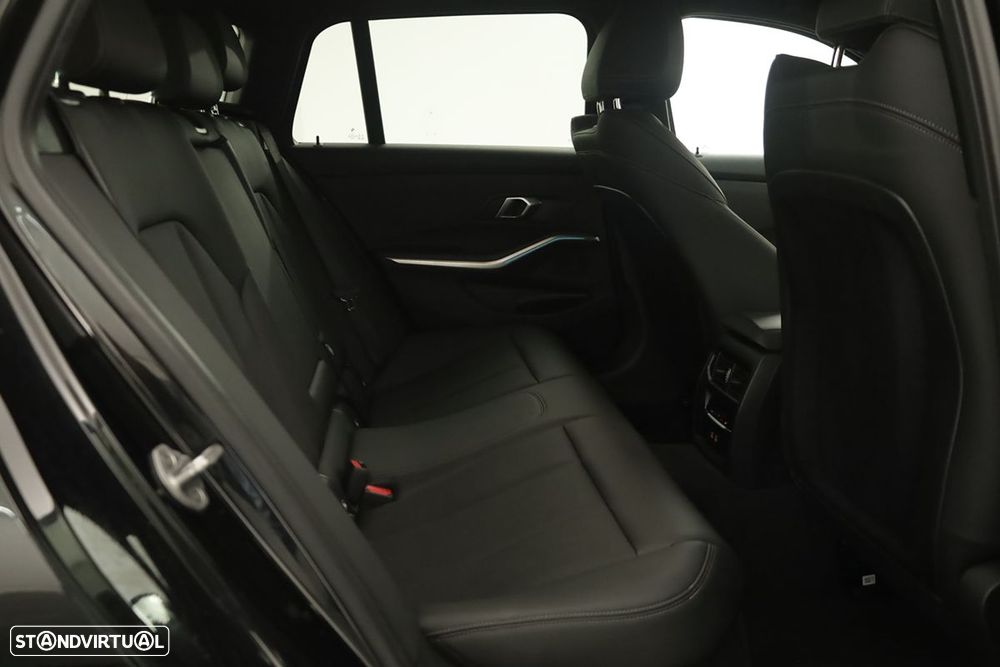 BMW 330 e Edição Desportiva M Auto - 22