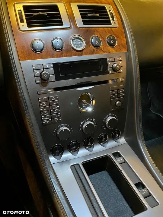 Aston Martin DB9 Standard - 20