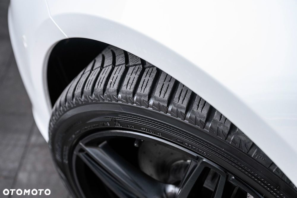 Mercedes-Benz Klasa E 220 d 4-Matic 9G-TRONIC - 35