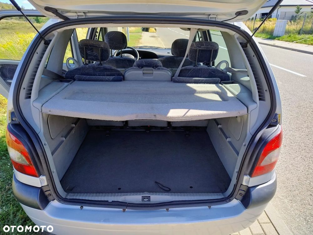 Renault Scenic 1.6 16V Privilege - 11