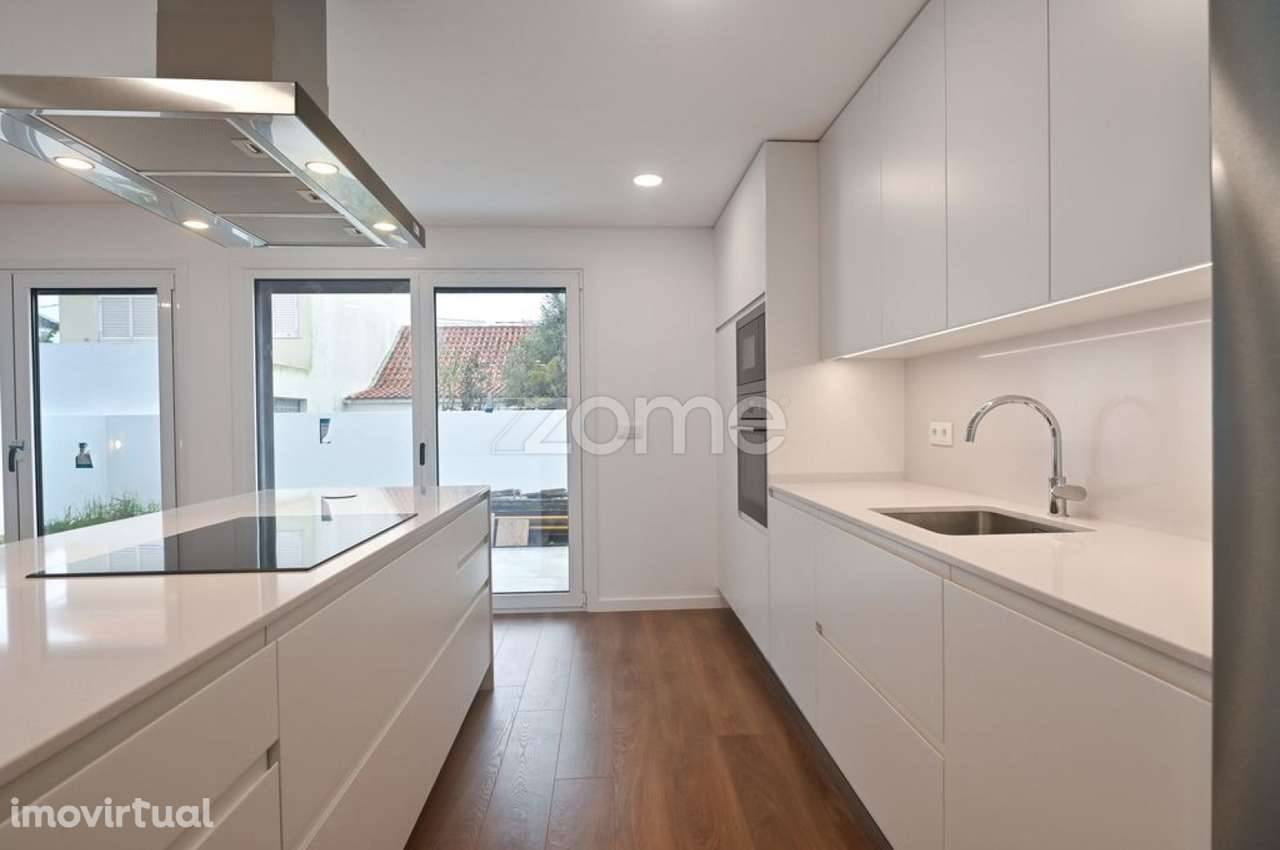 Moradia T4, a estrear, com 3 pisos, localizada em S. Domingos de Rana. - Grande imagem: 5/27