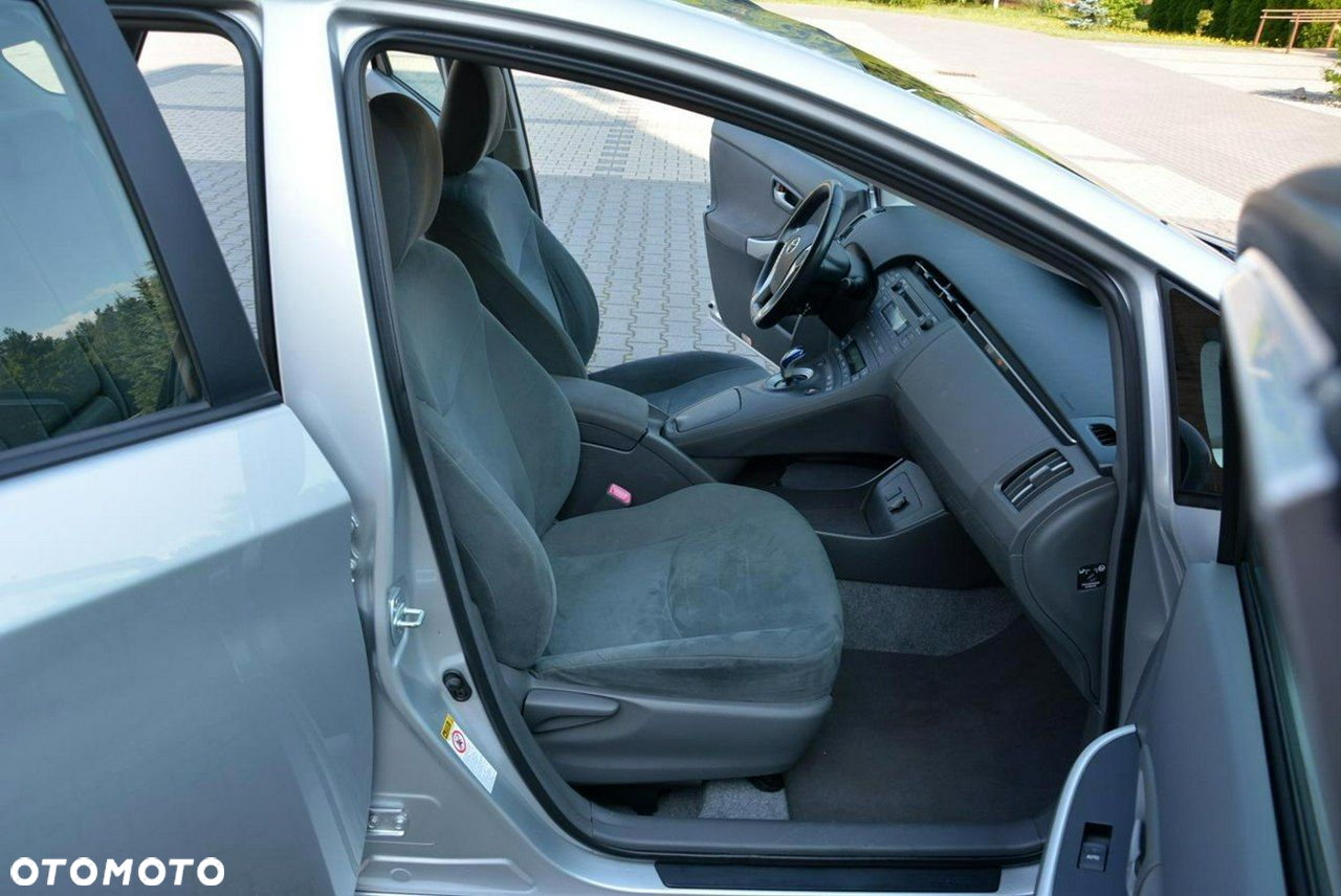 Toyota Prius 1.8 HSD Sol - 16