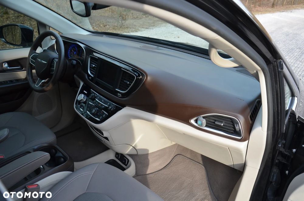 Chrysler Pacifica - 12