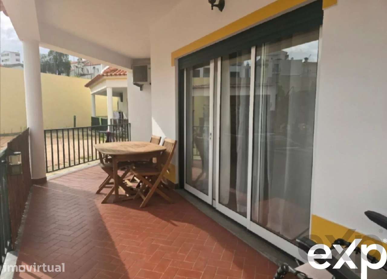 Andar de Moradia Rés-Chão em condomínio fechado com piscina - Grande imagem: 3/21