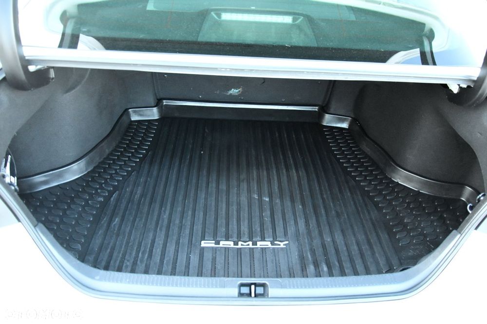 Toyota Camry 2.5 Hybrid Executive CVT - 17