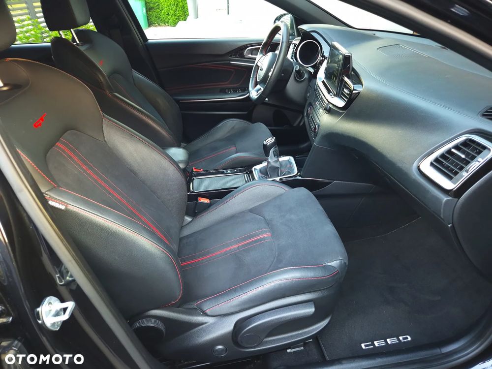 Kia Ceed 1.6 T-GDI GT - 32