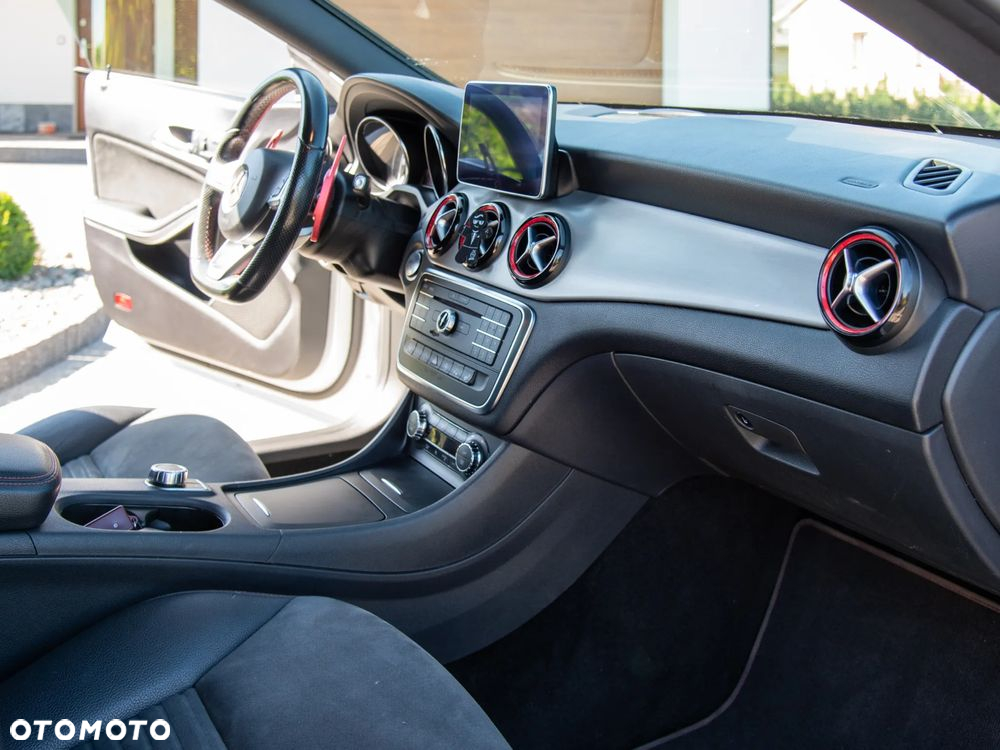 Mercedes-Benz CLA 250 4Matic 7G-DCT AMG Line - 28