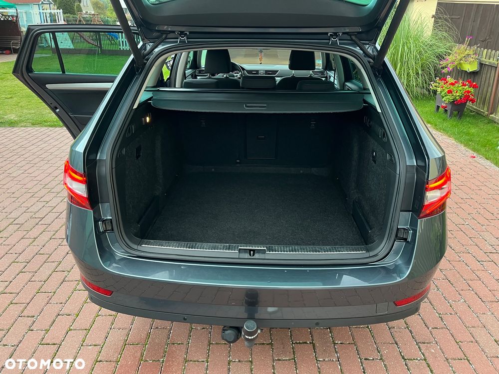 Skoda Superb Combi 2.0 TDI DSG Ambition - 26