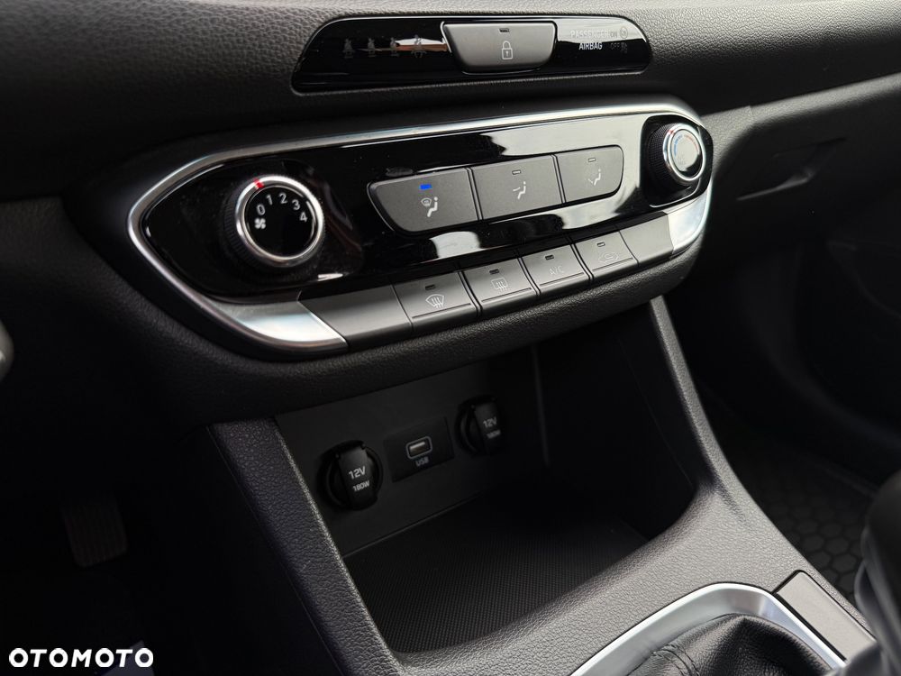 Hyundai i30 1.5 DPI Classic + - 21