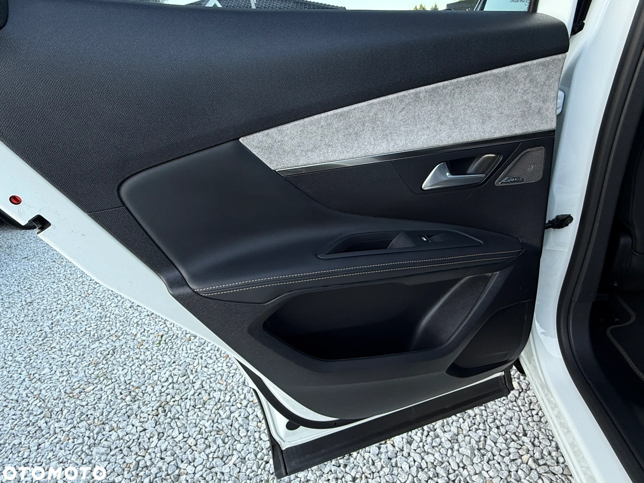 Peugeot 3008 Plug-In Hybrid 225 e-EAT8 GT - 28