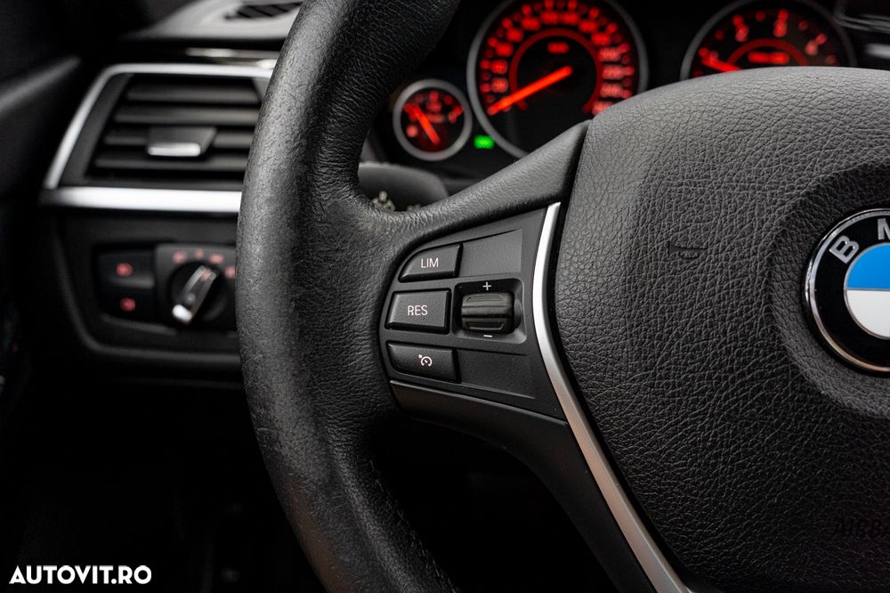 BMW Seria 3 318d Aut. Sport Line - 32