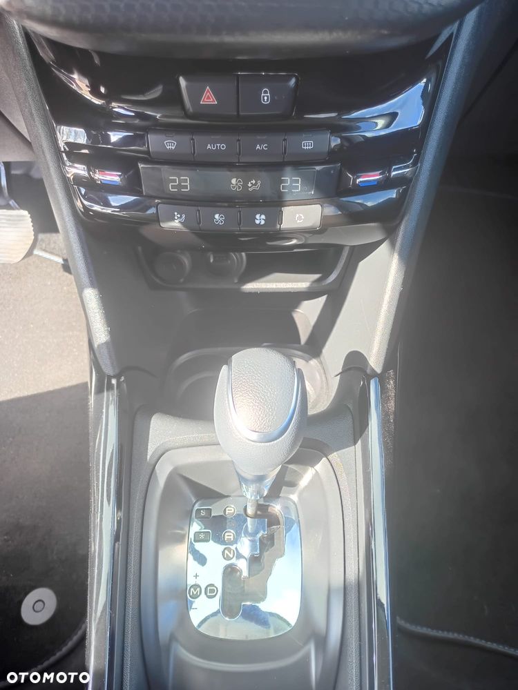 Peugeot 2008 PureTech 110 GPF Stop&Start EAT6 Signature - 11