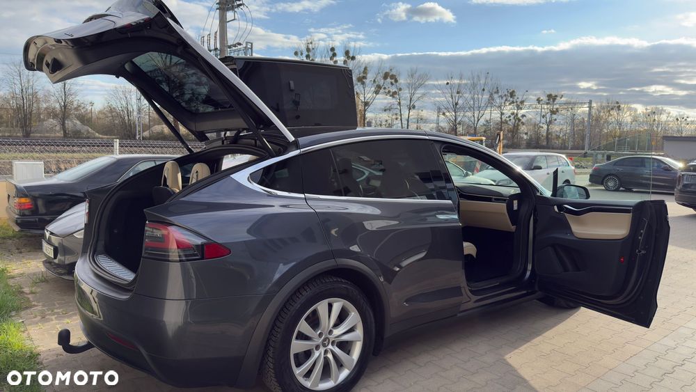 Tesla Model X - 5