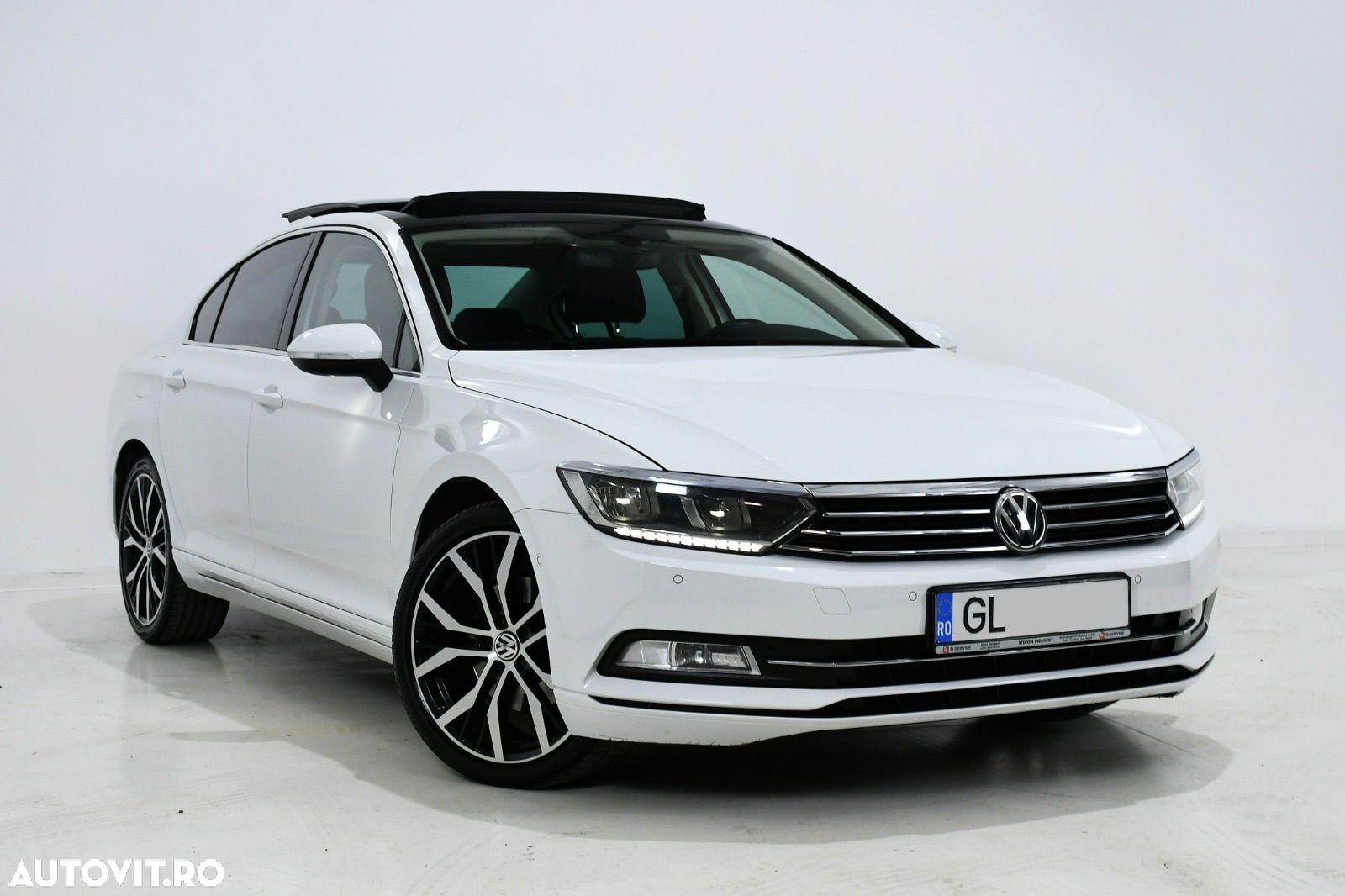 Volkswagen Passat - 1