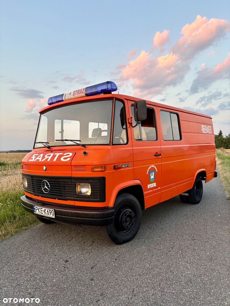 Mercedes-Benz 407D - 1