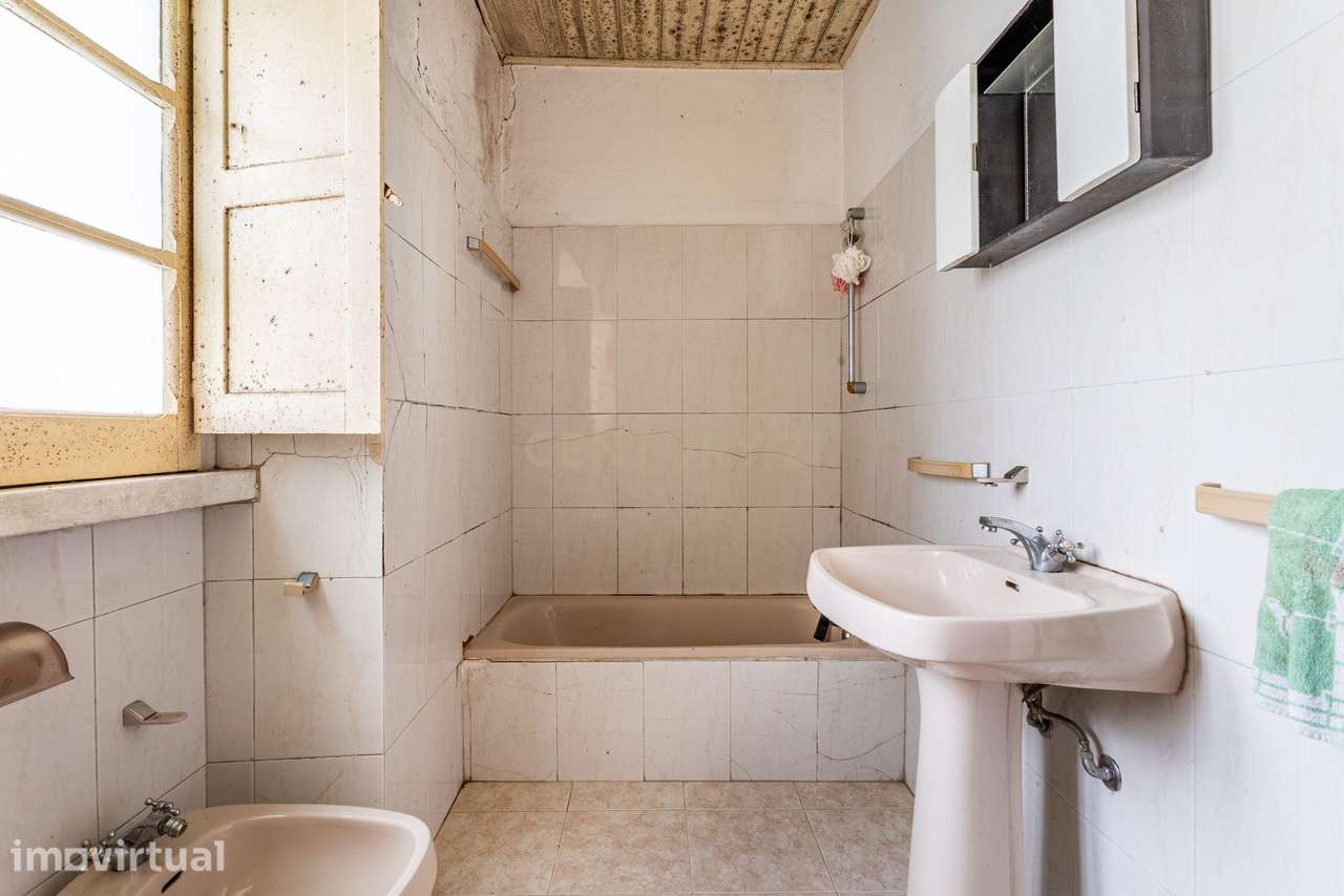 Moradia T4 para Remodelação Total em Vialonga - Grande imagem: 5/19